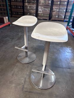 Bar Chairs hydraulic levelers