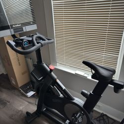  NordicTrack Commercial S22i Studio Cycle with 22” HD
