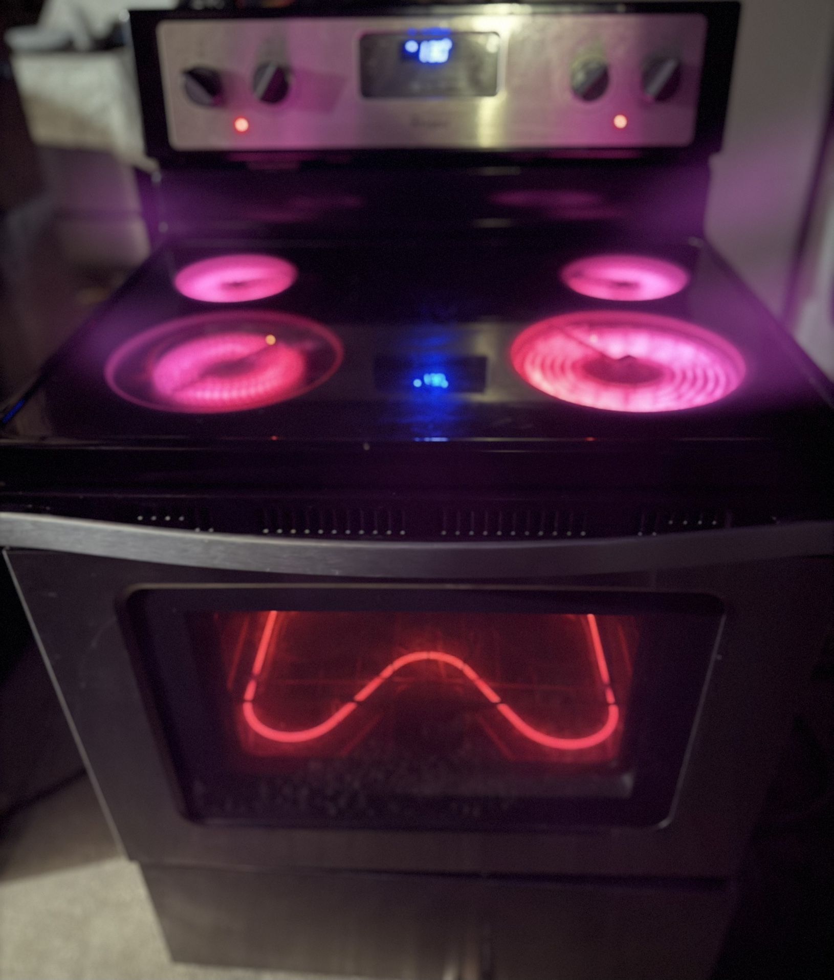 Whirlpool stove in very good condition, working at 100%, very clean.
