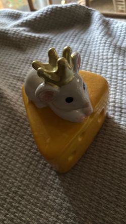 King mouse on cheese trinket box