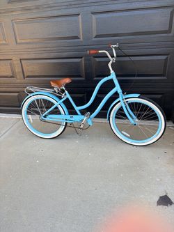 Woman’s single speed cruiser bike