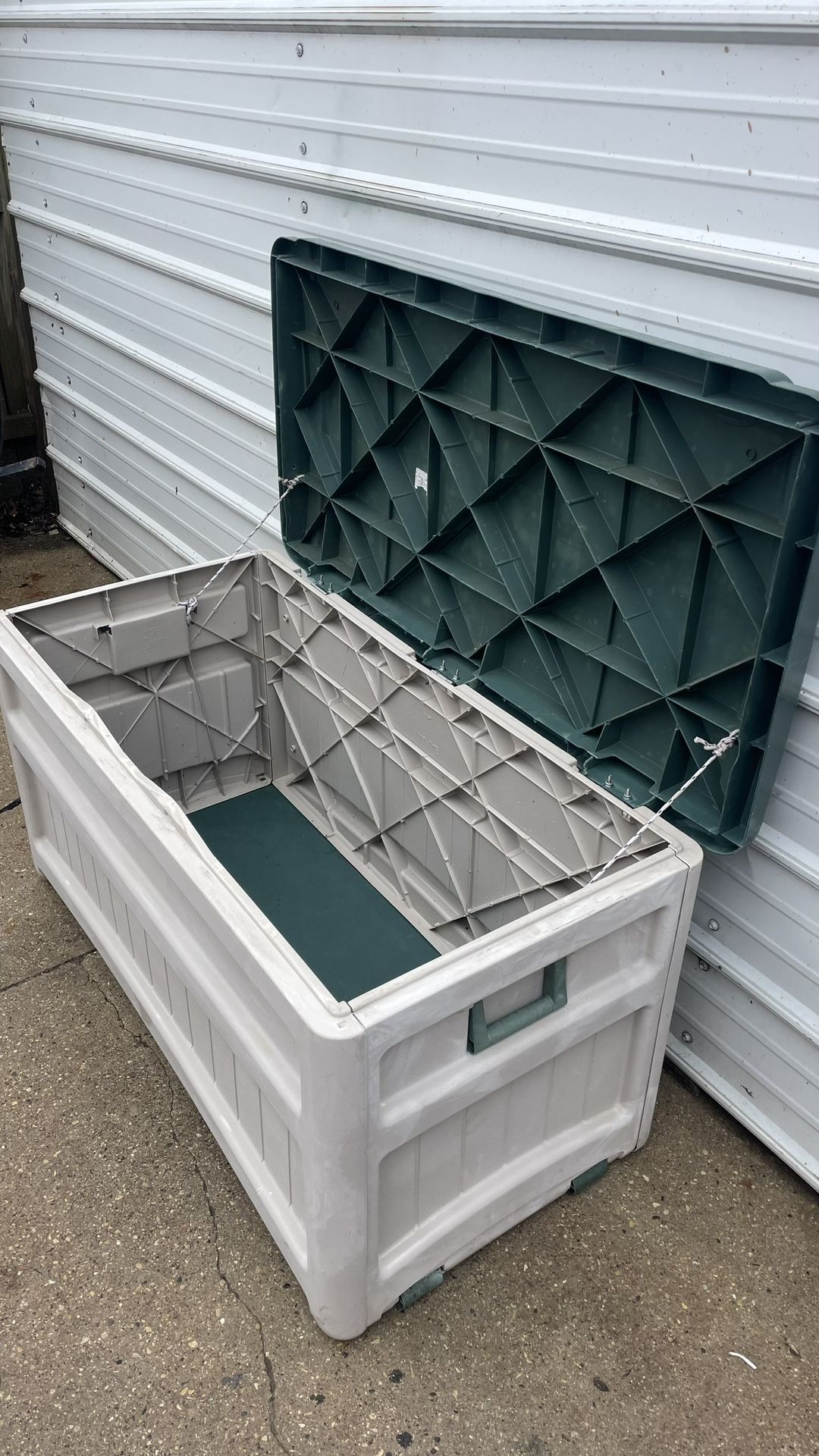 46” W Rolling Deck Storage Box Suncast 25” H Caja para terraza de Patio