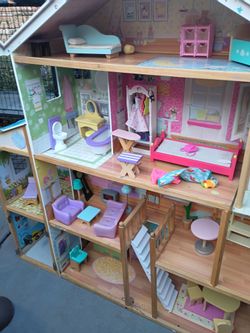 The dollhouse with all the trimmings 25