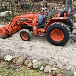 Kubota L2900 Tractor With Loader. 