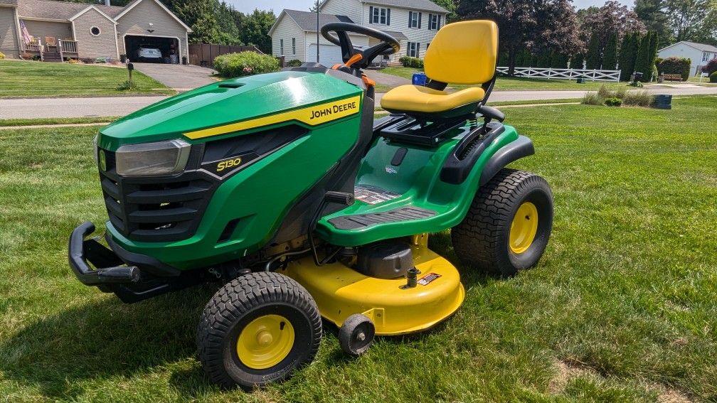 John Deere S130 Riding Lawn Mower