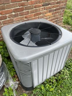 COMPRESSEUR VOLTS 208/230 PHASE. 1 HERTZ 60 COMPRESSOR/ COMPRESSEUR .L.A. 21.8/21.8 -L.R.A. 117 OUTDOOR FAN MOTOR/ F.L.A. 1