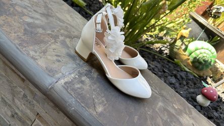 Girl white dress shoes