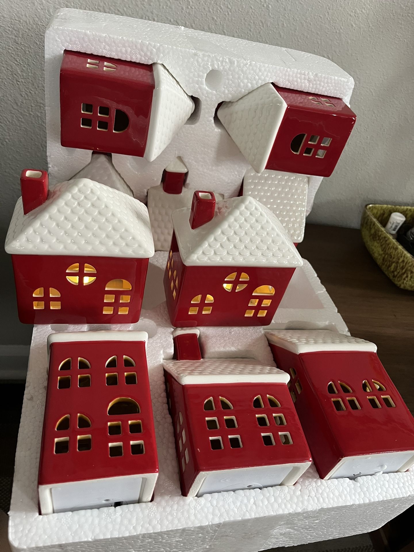 🏘️ Sale: Beautiful Illuminated Ceramic Christmas Village Set 5 Pcs 🏘️