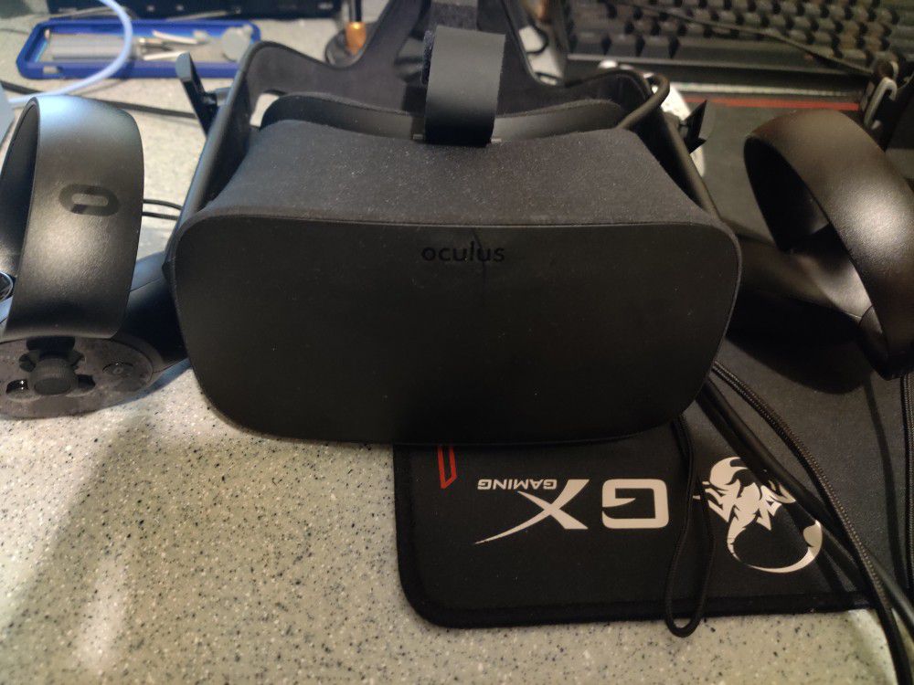 Oculus Rift CV1 with touch controllers, 2 sensors