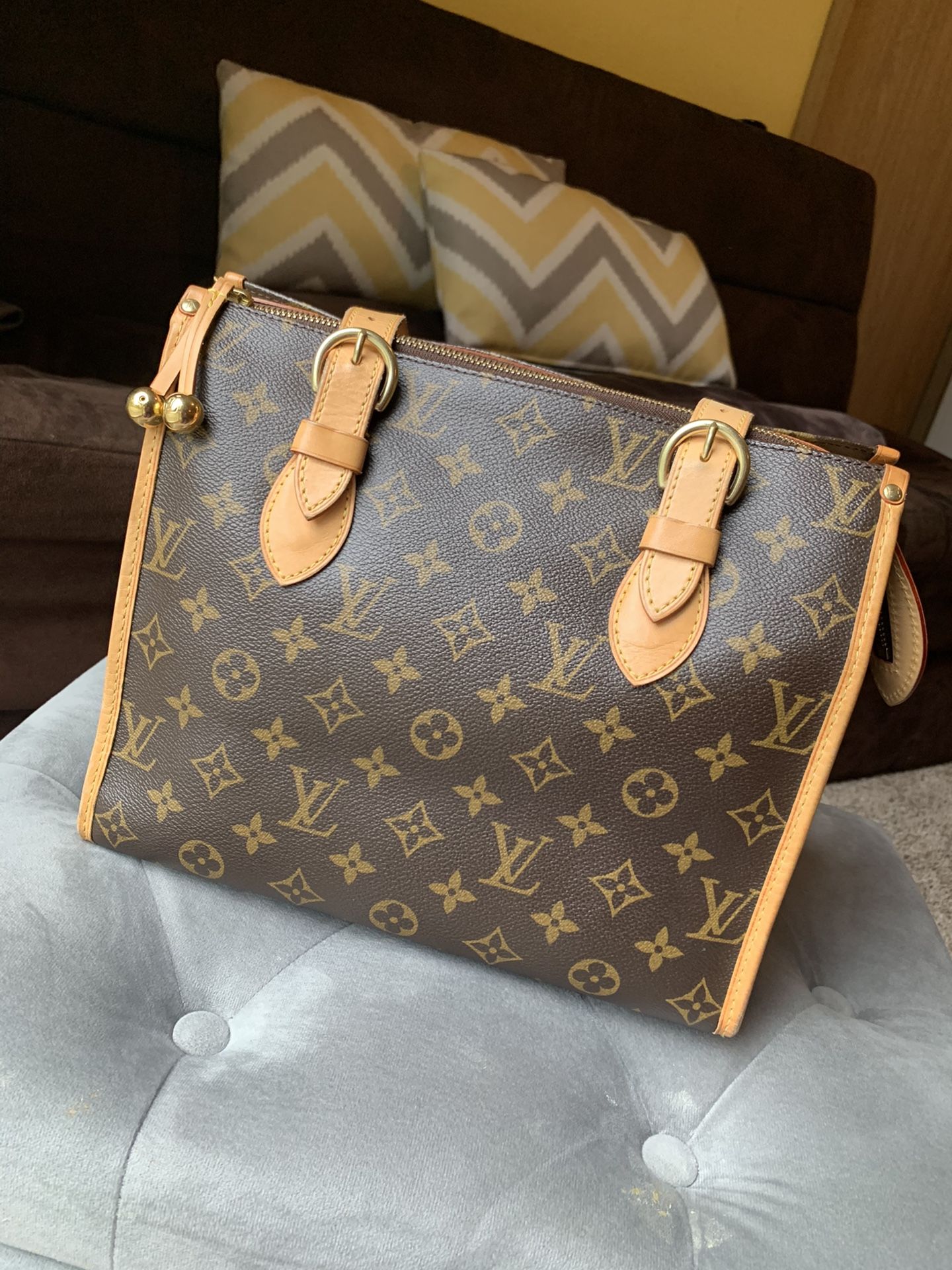 Authentic Louis Vuitton 👜🖤🧡