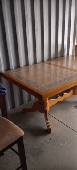 Kitchen table with leaf insert to extend