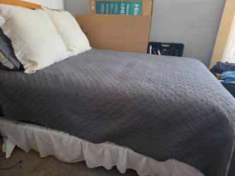 Cama queen. Base y colchón 100$
