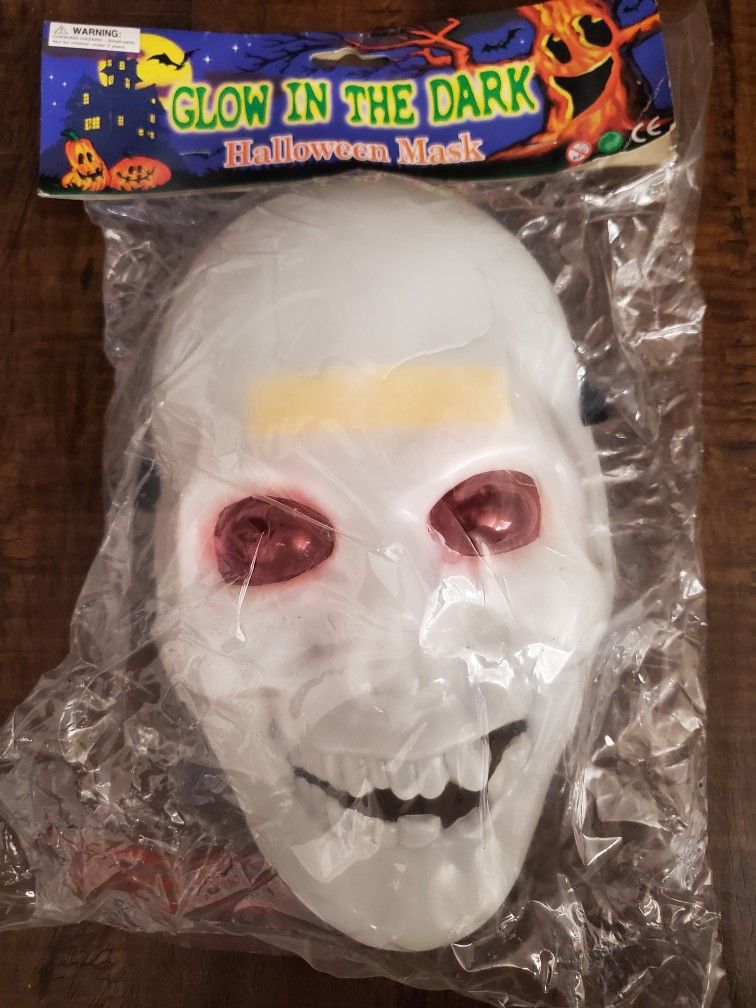 Halloween Mask Glow in the Dark Skull Vintage Spooky Nite Loomco Red Eyes New
New sealed in package