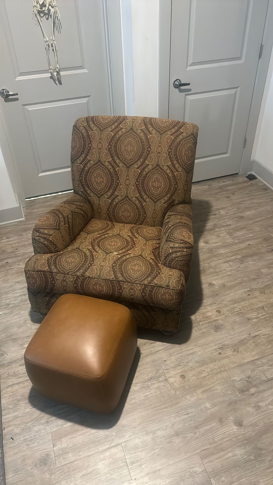 Lounge Chair With Foot Stand 