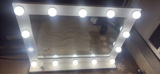 Vanity mirror with lights 31 x 25