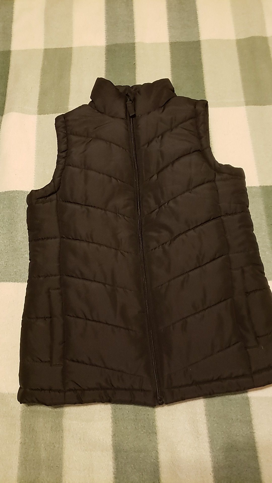 EUC puffer black vest xs, run big