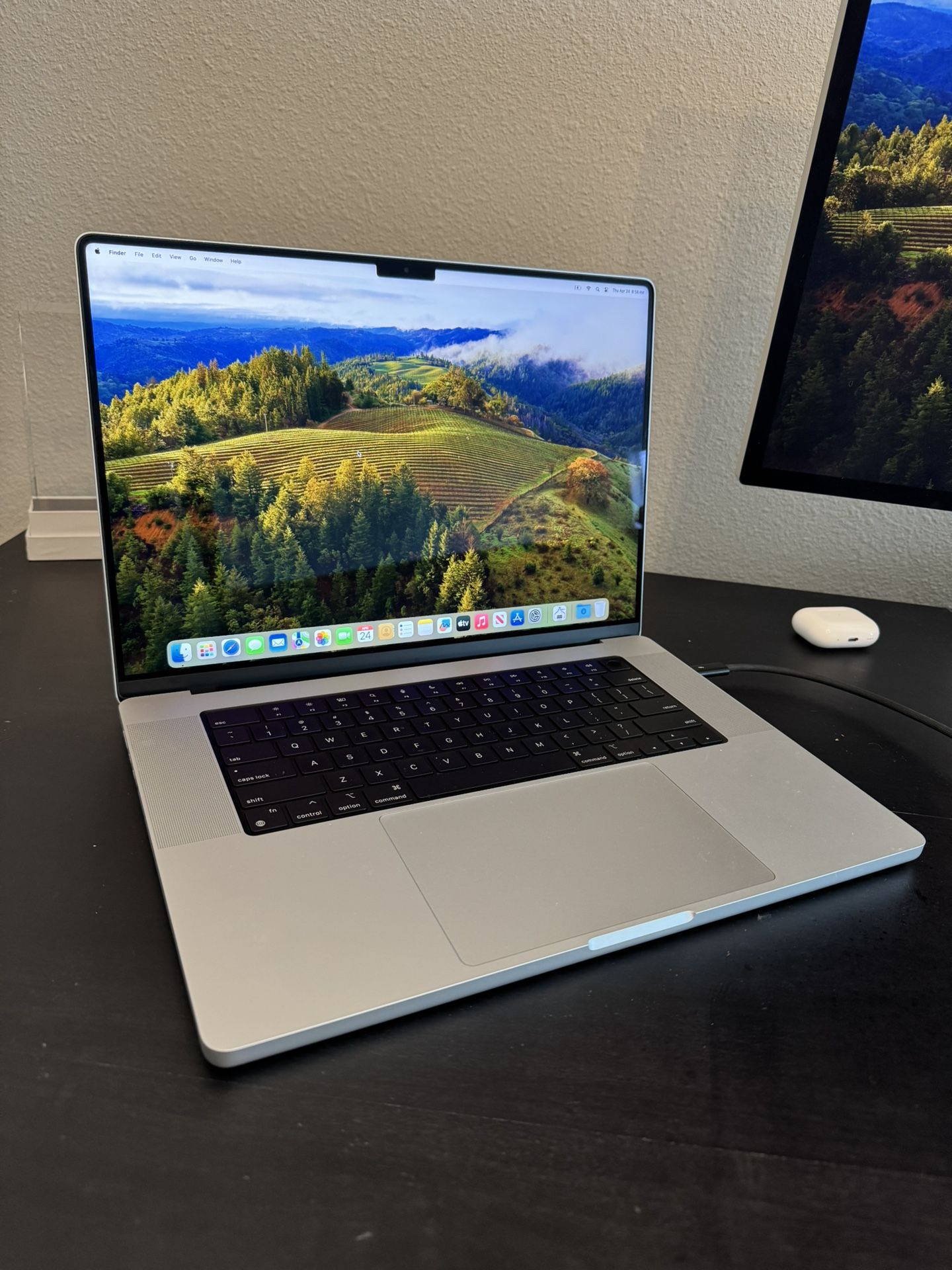 Apple 16” MacBook Pro M1 Pro Chip 16GB Ram 512SSD! Like new! We offer financing!