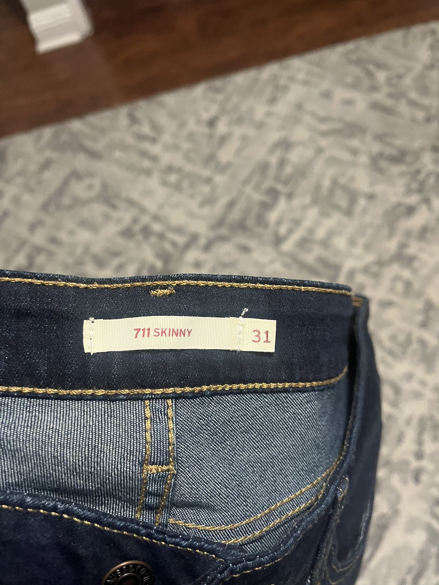 Woman Levi's 711 Skinny Jeans 