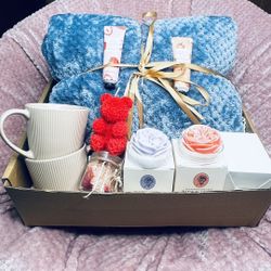 Luxury Spa Gift Basket – Cozy Blanket Gift Set with Candles, Mugs & Self-Care Items – Perfect Gift for Couples, Family or Her 