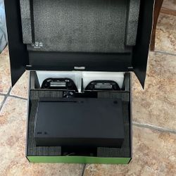 Xbox Series X + 2 Controllers