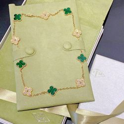 Fashionable women's necklace