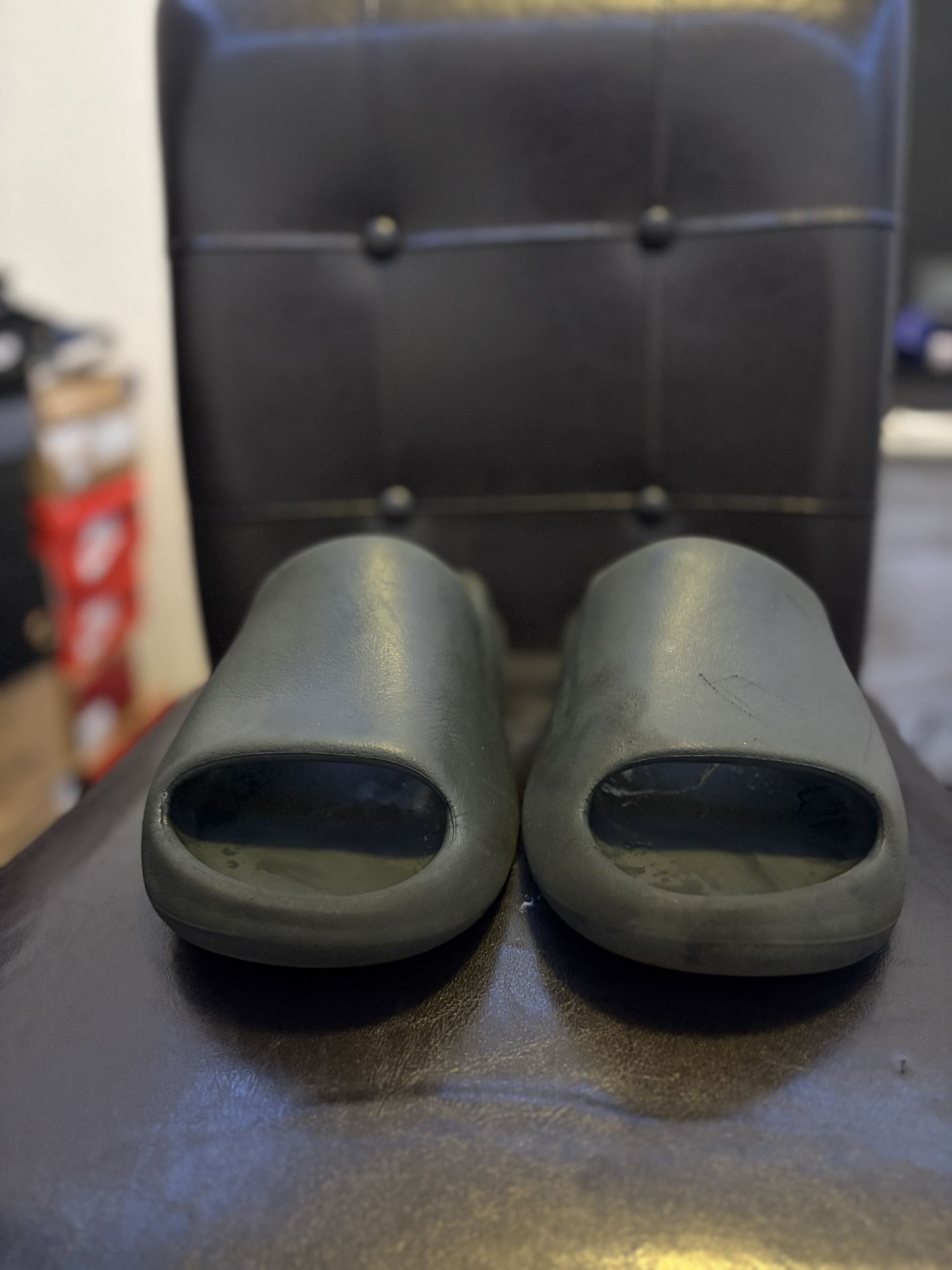 YEEZY SLIDES “DARK ONYX”