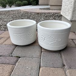 2 Planter Pots ( Little Heavy) With diameter 10in, height 8in 