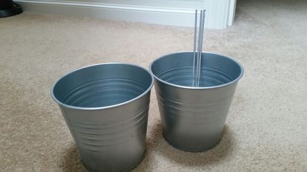 Set of 2 metal tins