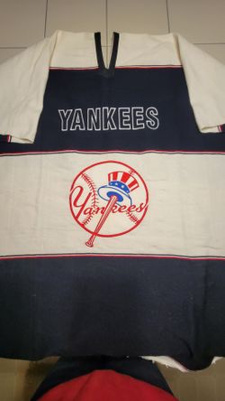 NY Yankees Poncho/ Wearable Blanket -Brand New!
