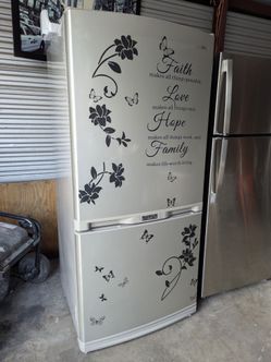 Refrigerator Samsung . DELIVERY AVAILABLE .