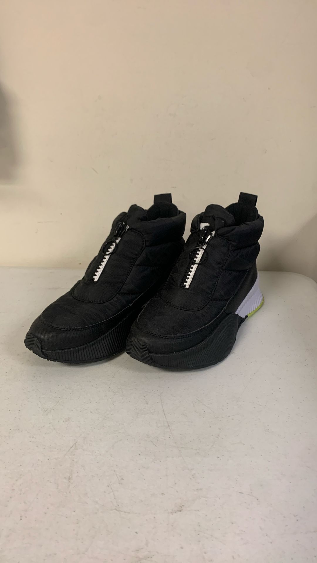 Sorel Women’s Out N About lll Puffy Zip Boots. Sz 8.5. Black./ White.