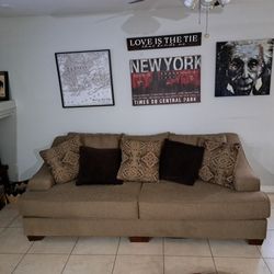 8 Foot Couch With Pillows-like New