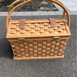 Picnic Basket And 4 Settings Cups Forks Knives Plates Spoons And Corkscrew 