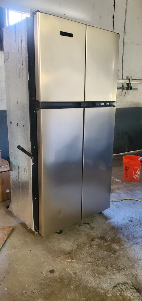 Norcold 2118 110v/lp gas Rv fridge