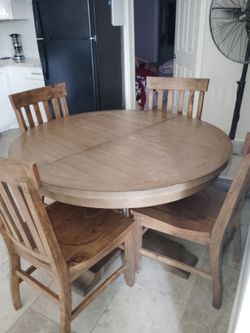 Table set. I CAN DELIVERY FOR EXTRA FEE