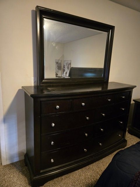 9-Drawer Dresser + Mirror - Rooms To Go