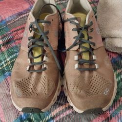 Lady's On Clouds Size 9w 15 Dollars 