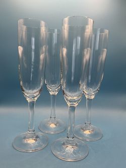 9” tall champagne flutes in perfect condition. No chips. No cracks.