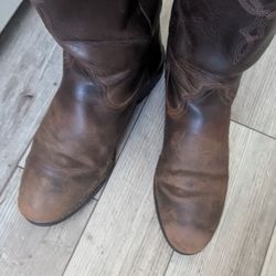 ARIAT HERITAGE men 12 D DISTRESSED BROWN LEATHER ROPER COWBOY WESTERN BOOTS 35525
Pre owned 
Good for work boots 
No holes 