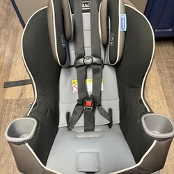 Graco- Extend2Fit® Convertible Car Seat