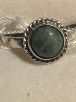 Women’s 92.5% Silver Green Gemstone Ring! (W SZ 7)