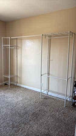 Expandable clothing rack