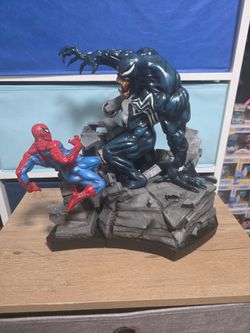 Bowen Spiderman vs Venom statue