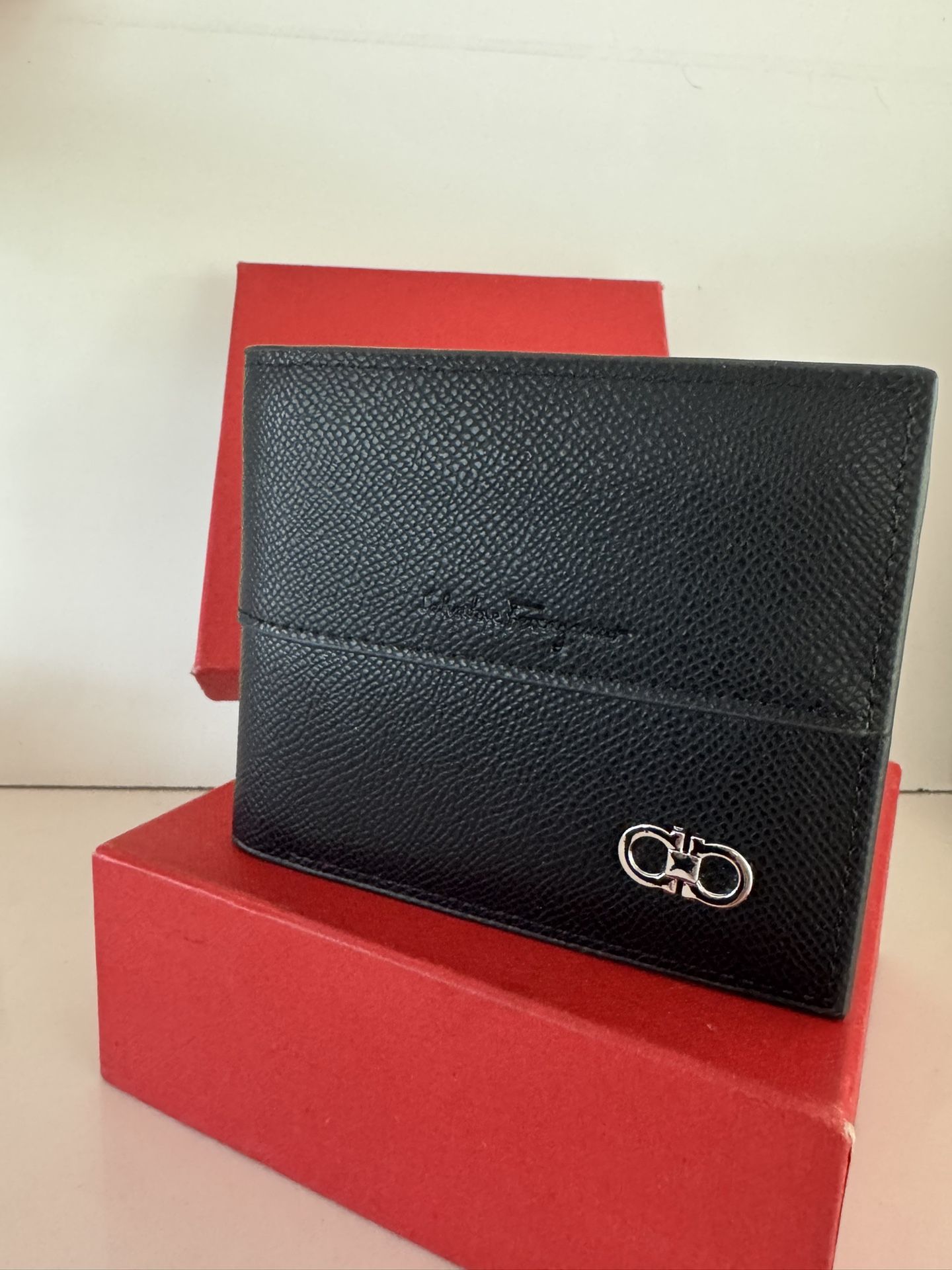 Ferragamo Wallet. Black Color