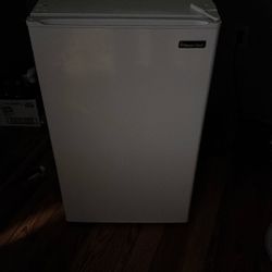 Mini Fridge~ 2.5 Feet Tall 