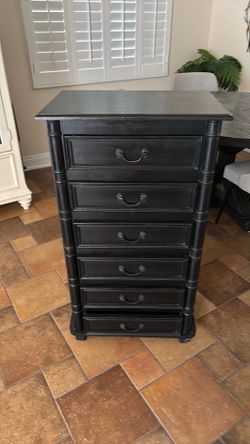 Dresser/ chest of drawers