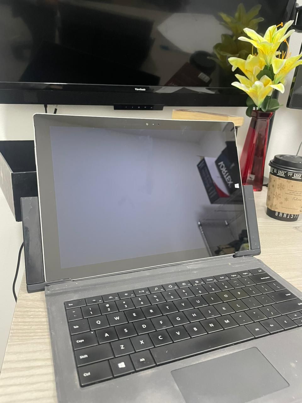 Microsoft Surface Pro 8 (128 GB) + Docking Station + FREE Keyboard