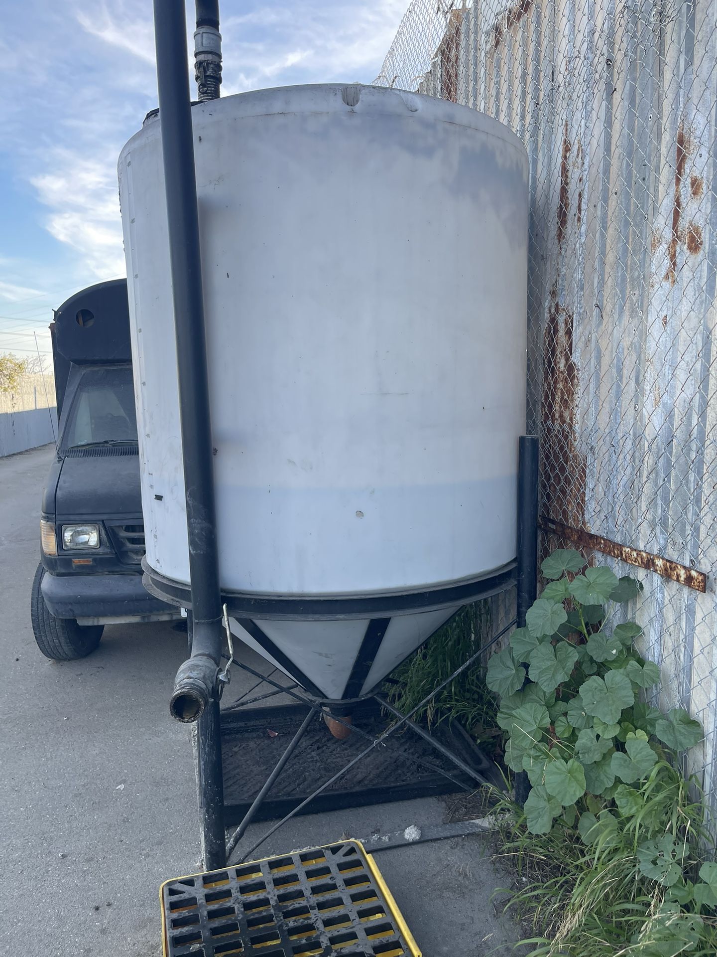 1000 Gallon cone bottom polyethylene tank w/ stand