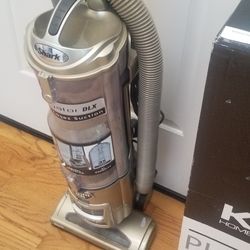 SHARK VACUUM WORKS EXCELLENT  , AMAZING POWER SUCES  , IN THE BOX OF 