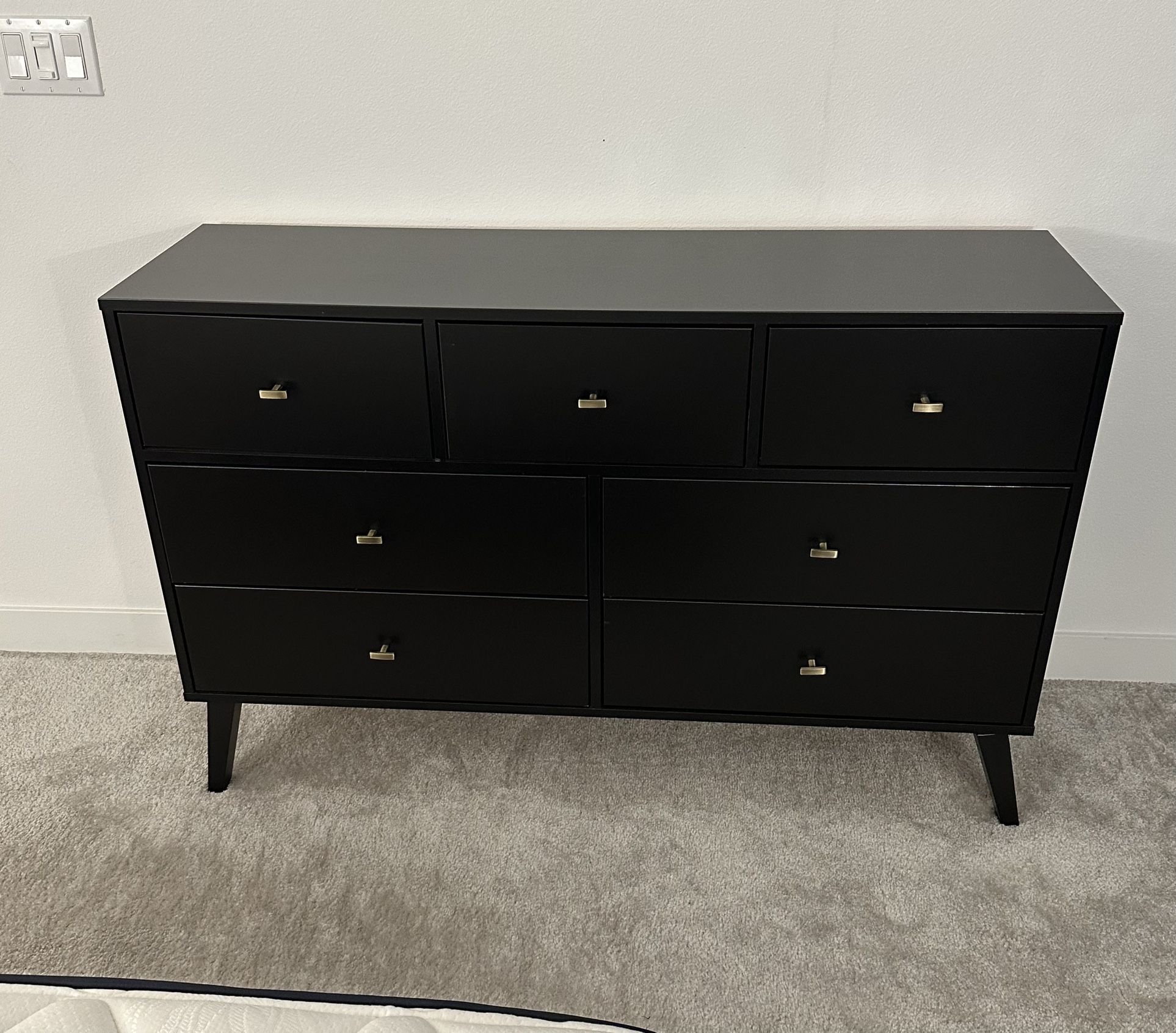 Bedroom set, Dresser & 2 Night Stands, Excellent condition!